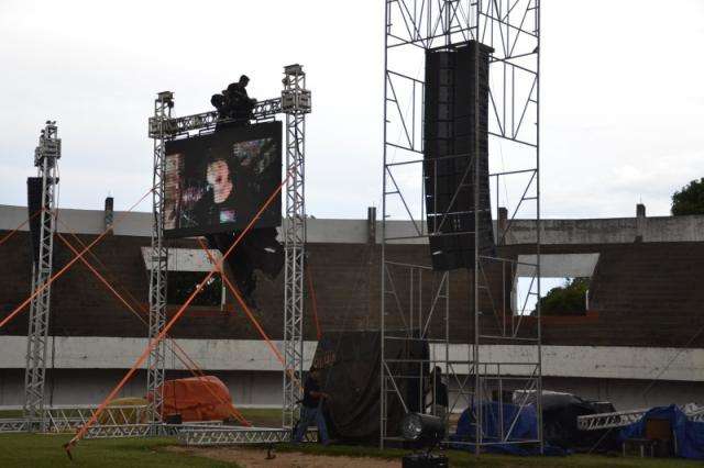 Palco de show gospel &eacute; montado atr&aacute;s de gol para evitar estragos