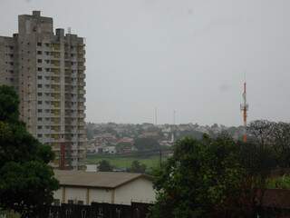 Choveu granizo durante a madrugada em Campo Grande; tempo deve permanecer fechado. (Foto: Simão Nogueira)