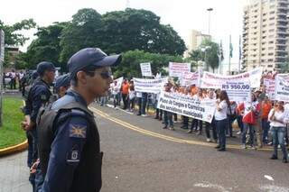 Na manhã desta terça-feira cerca de 400 agentes comunitários de saúde fizeram protesto em frente à Secretaria Municipal de Saúde e seguiram até o Paço Municipal. (Foto: Marcos Ermínio)