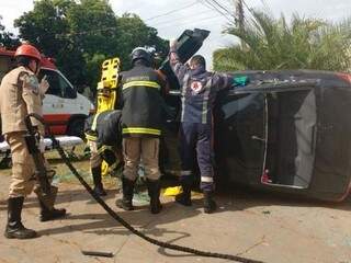 A motorista ficou presa dentro do carro e foi retirada com a ajuda dos bombeiros. (Foto: Richelieu de Carlo) 