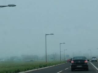 Neblina na Avenida Duque de Caxias, que dá acesso ao aeroporto (Foto: Henrique Kawaminami)