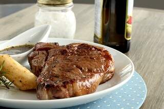  T-bone steak com palmito assado e chimichurri.