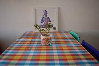 Paleta de cores da sala se mantem até na toalha de mesa. (Foto: Thaís Pimenta)