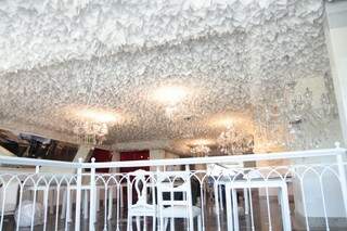 As nuvens do céu são feitas de 25 mil guardanapos de papel grudados no teto.