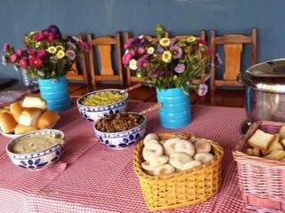 Mesa de aniversário infantil: Antepasto de berinjela, Homus (pasta de grão de bico) e Guacamole. (Foto: Divulgação)
