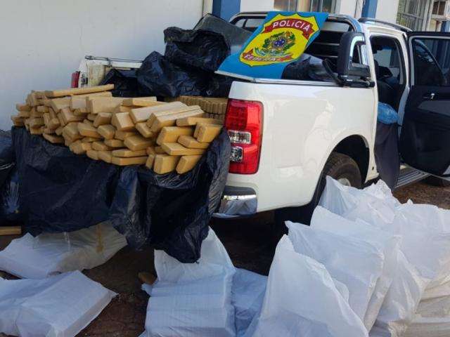 Traficantes s&atilde;o presos transportando 1 tonelada de maconha em camionete