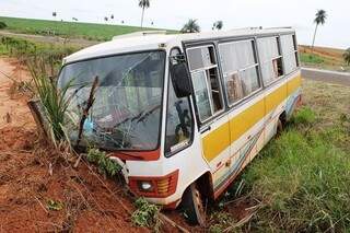 Micro-ônibus perdeu o freio e motorista não conseguiu fazer a curva, batendo em ribanceira. (Foto: Ivi Notícias)
