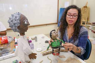 Bianca de Souza com o boneco mamulengo e o articulado que produziu no curso (Foto: Paulo Francis)