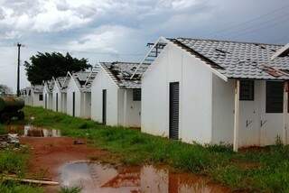 Casas populares foram destelhadas devido ao forte vento. (Foto: Sucrilho/ Ivinoticias)