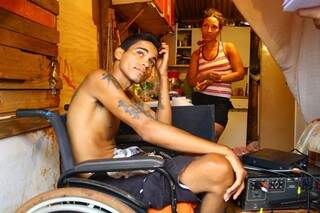 Cadeirante teve que optar por barraco após ficar internado na Santa Casa e não conseguir pagar aluguel (Foto: Marcos Ermínio)