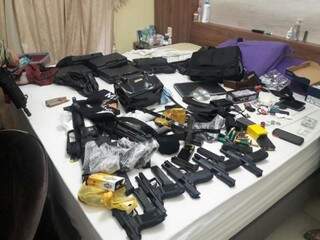 Armas encontradas com paulista e campo-grandense, hoje em Pedro Juan Caballero (Foto: Direto das Ruas)
