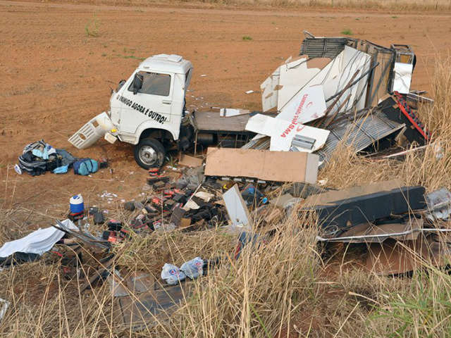  Mulher morre ap&oacute;s caminh&atilde;o cair em barranco, em Chapad&atilde;o do Sul 