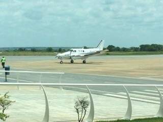 Avião que vai transportar Ruiter de Corumbá para a Capital, já na pista do aeroporto da cidade do interior (Foto: Diário Online)