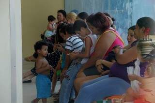Na UPA do bairro Coronel Antonino, mães esperam horas por atendimento para filhos (Foto: Marcos Ermínio)