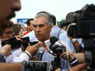 Governador em entrevista ao chegar para a abertura do Showtec, em Maracaju, cidade que o lançou na política (Foto: Saul Schramm)