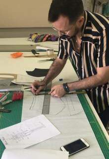 O estilista Márcio desenhando um modelo de terno (Foto: Arquivo pessoal)