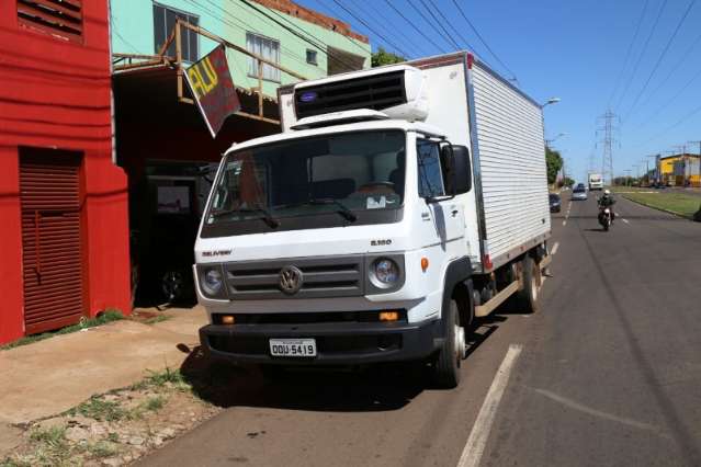 Motociclista sofre ferimentos graves ap&oacute;s colidir em traseira de caminh&atilde;o 