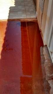 O vazamento no cavalete de água na casa do morador Manoel Messias. (Foto:Direto das ruas).
