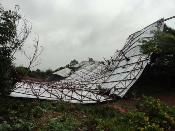 Com ventos de 60 km/h, temporal deixa rastro de destrui&ccedil;&atilde;o, em Dourados 