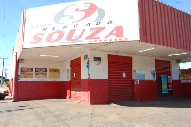  Esposa de gerente morto em roubo a mercado quer indeniza&ccedil;&atilde;o do Estado