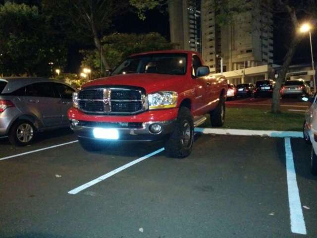 Leitor flagra camionete ocupando duas vagas em estacionamento de shopping