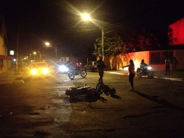 Motociclista fica em estado grave ao colidir com carro na Vila Jacy
