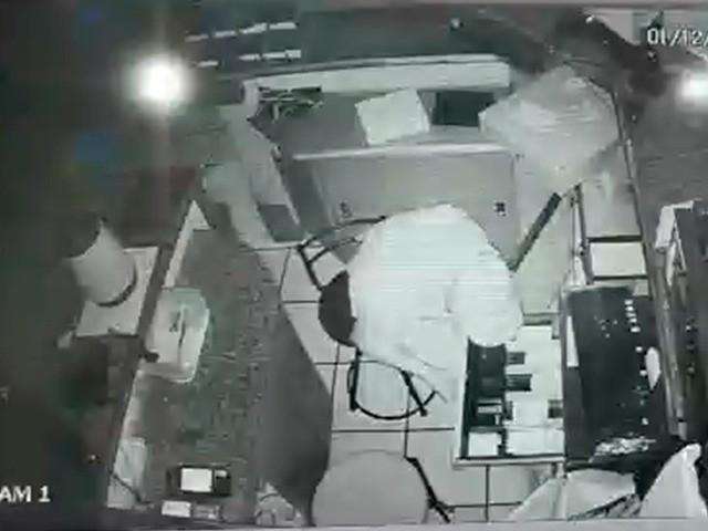 C&acirc;meras de seguran&ccedil;a gravaram ladr&atilde;o furtando restaurante no Centro 