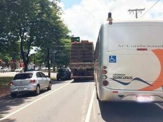 A carga transportada pelo caminhão por pouco não atingiu semáforo da Avenida.(Foto:Direto das Ruas)