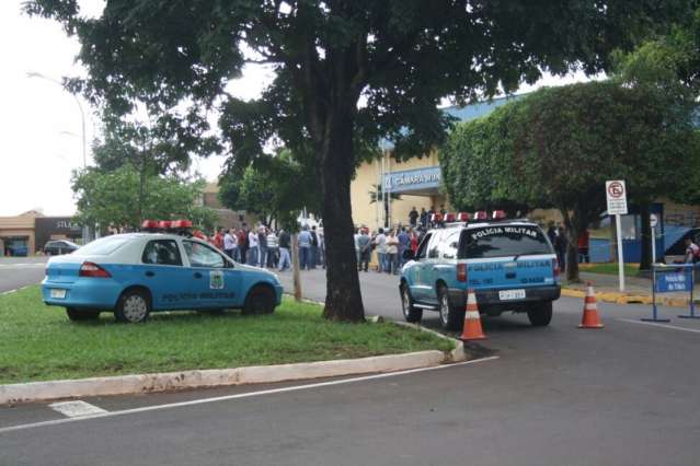 Com tr&acirc;nsito fechado h&aacute; 12h, total de aliados de Bernal &ldquo;estaciona&rdquo; em 100