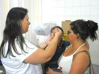 Criança sendo vacinada contra a poliomielite (Foto: Paulo Francis)