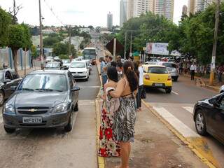 Nesta tarde, em frente da universidade Uniderp/Anhanguera, o trânsito estava lento, mas não chegou a congestionar.