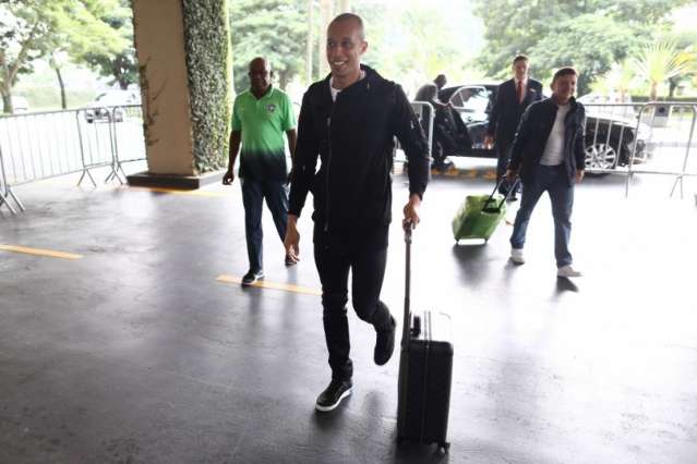 Sele&ccedil;&atilde;o se re&uacute;ne em S&atilde;o Paulo e j&aacute; treina hoje &agrave; tade para encarar o Uruguai