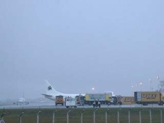 Neblina que encobria o aeroporto, desde as primeiras horas do dia. (Foto: Henrique Kawaminami) 