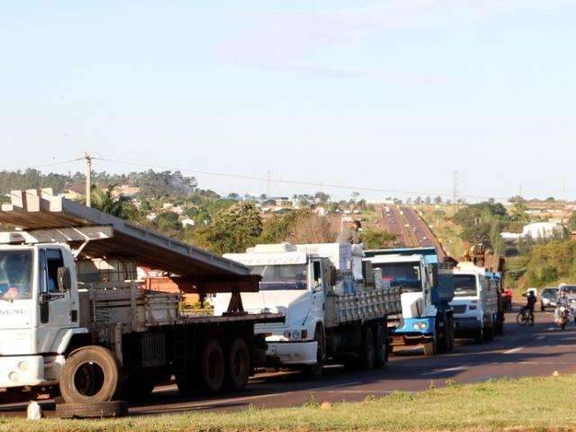 Ap&oacute;s noite na estrada, caminhoneiros mant&ecirc;m bloqueios em Dourados