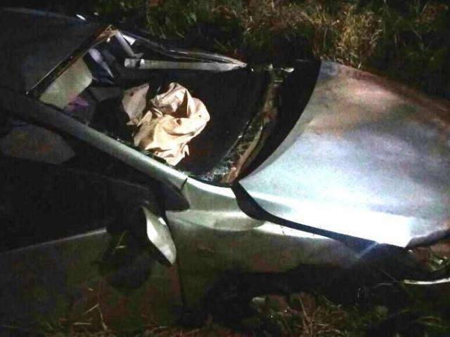 Ve&iacute;culo capota ao atingir tamandu&aacute; e cinco pessoas ficam feridas 