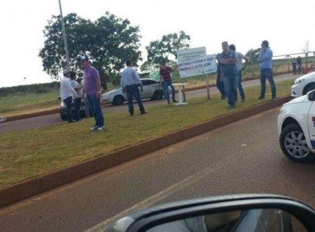 Empres&aacute;rios voltam a protestar contra calote e fecham BR-158