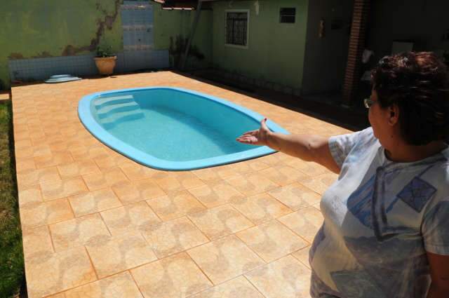  Reflexo da estiagem, poeira "escraviza" donas de casas