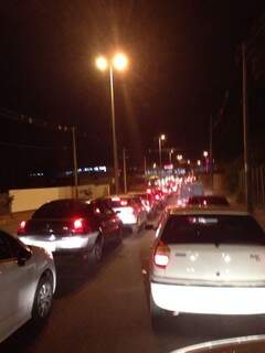 Congestionamento na avenida chegou a formar uma fila de um quilômetro. (Foto: Lucimar Couto)