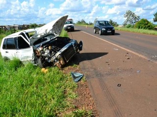 Motoristas saem ilesos e carro fica destru&iacute;do em colis&atilde;o com carreta