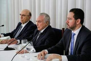 O presidente Michel Temer, acompanhado dos ministros Henrique Meirelles, da Fazenda, e Dyogo Oliveira, do Planejamento, recebe jornalistas durante café da manhã no Palácio da Alvorada (Marcos Corrêa/PR)