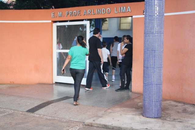 Secret&aacute;rio recua e convoca diretores para preencher quadro nas escolas