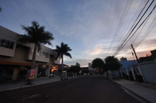 Sol e nuvens carregadas dividem paisagem nesta terça-feira; pode chover