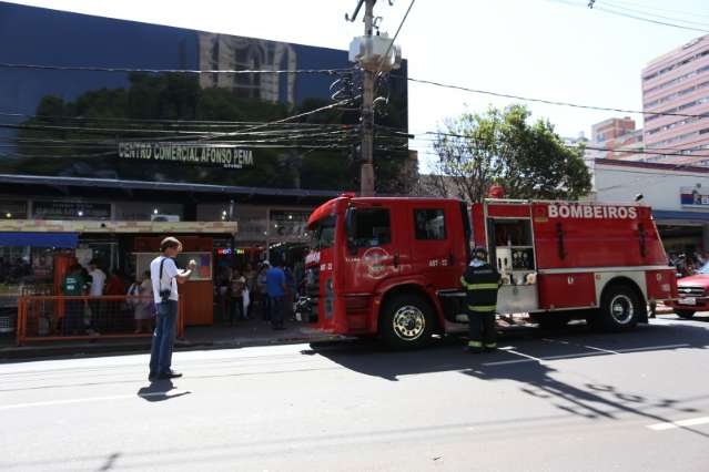 Princ&iacute;pio de inc&ecirc;ndio em loja de galeria mobiliza bombeiros no Centro