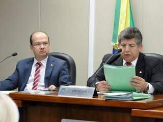 Deputados José Carlos Barbosa (DEM) e Lídio Lopes (Patri), durante reunião da CCJR (Foto: Luciana Nassar/ALMS)
