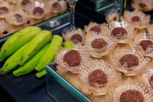 Feito de banana-passa e cacau, bolinha &eacute; brigadeiro mais saud&aacute;vel e com fibra