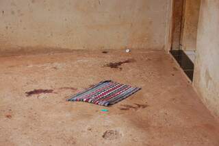 Manchas de sangue indicam que o crime aconteceu na varanda da casa, ao lado do quarto. (Fotos: Pedro Peralta)