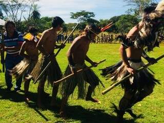 Comunidade guarani comemorou com danças hoje cedo na aldeia Jaguapiru, em Dourados. (Foto: Assessoria Deputado João Grandão)