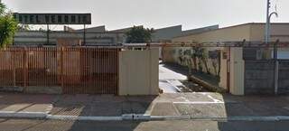 Última imagem de como era o motel, com destaque para passarela de água criada para limpar pneus dos clientes na década de 60. (Foto: Reprodução/Google Street View)