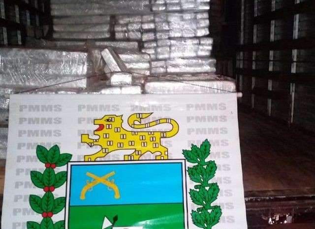 Motorista &eacute; preso com 1 tonelada de maconha em fundo falso de caminh&atilde;o