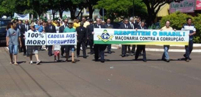 Com faixas e cartazes, empres&aacute;rios protestam contra a corrup&ccedil;&atilde;o 